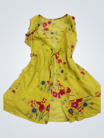Gelbes ärmelloses Kleid mit Blumenmuster