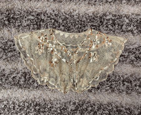 Cape en dentelle avec fleurs en sequins