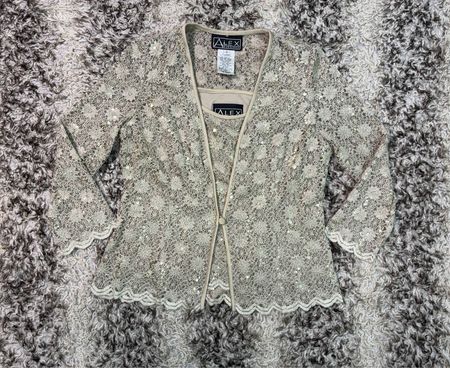 Alex Evening Verziertes Spitzenoberteil und Cardigan-Set