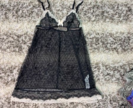 Schwarzer Spitzen-Babydoll-Nachthemd