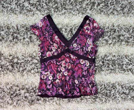 Haut LOFT à petites fleurs et encolure en V