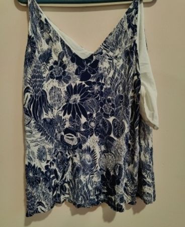 Printed Floral Sleeveless V-Neck Top