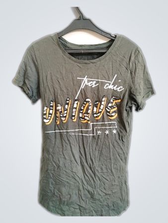T-Shirt with Tres Chic Unique Design