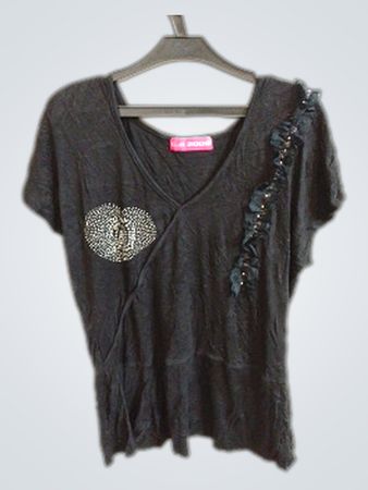 Schwarzes V-Ausschnitt T-Shirt mit Verzierungen