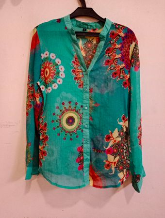 Grüne Bluse mit mehrfarbigem Blumenmuster