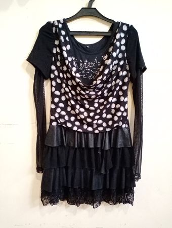 Schwarzes Kleid mit gepunktetem Überzug und Rüschensauschnitt
