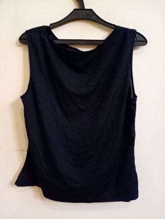 Dunkelblaues ärmelloses Top