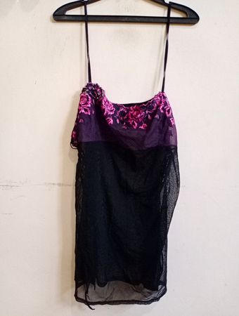 Schwarzes Netz-Babydoll mit lila floralem Besatz