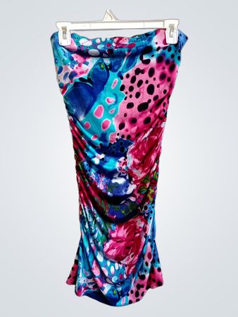 Gerüschtes trägerloses Kleid mit abstraktem Druck