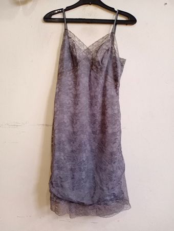 Graues Spitzen- Unterkleid