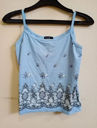  hellblaue Spaghettiträgerbluse mit Blumen- und Schmetterlingsdruck