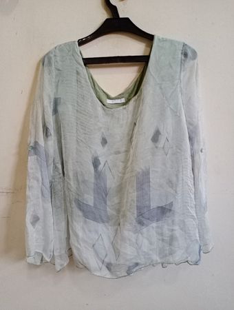 Durchsichtige Bluse mit geometrischem Druck