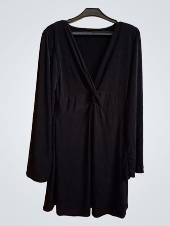 Schwarzes gedrehtes V-Ausschnitt Langarmkleid