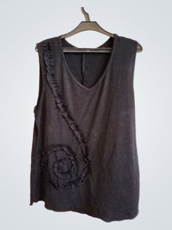 Schwarzes ärmelloses Oberteil mit Rüschendetails