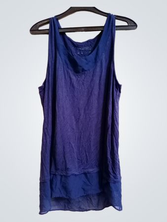 Blaues ärmelloses Schichtenoberteil