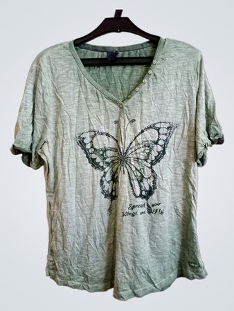 Grünes T-Shirt mit Schmetterlingsgrafik und dem Text "Spread your Wings and Fly