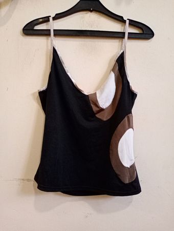 Schwarzes Top mit braunem und weißem Design