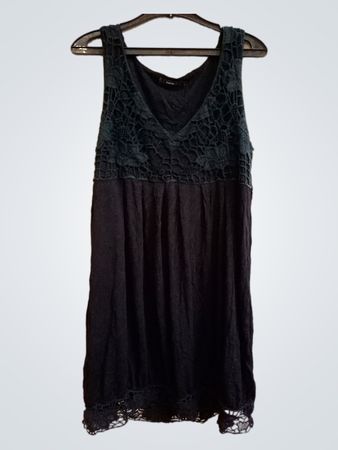 Schwarzes ärmelloses Kleid mit Spitzendetails