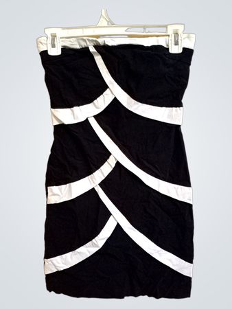 Schwarzes trägerloses Kleid mit weißen Details