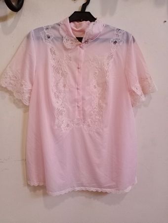 Nachthemd mit rosa Spitzenrand