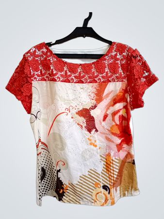 Weißes T-Shirt mit roten Spitzenärmeln und floralem Druck