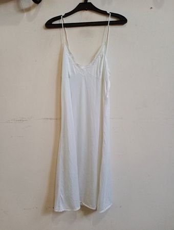 Slipkleid mit weißer Spitzenborte