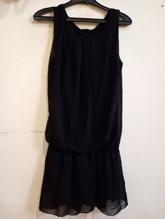 Schwarzes ärmelloses Kleid