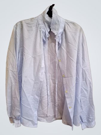 Hellblau gestreiftes Button-Up-Hemd