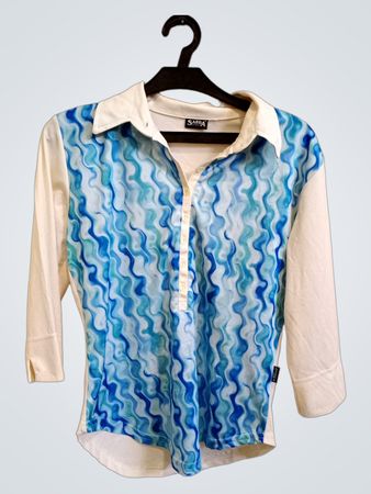 SABRA SPORT Damen Weiß und Blau Wellenmuster Kragenbluse