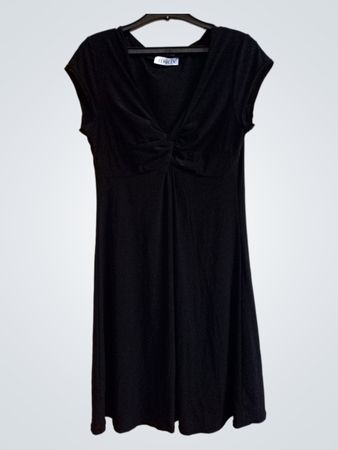 Schwarzes knielanges Kleid