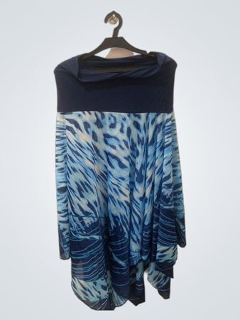 Sportliches blau-weißes Tiermusterkleid