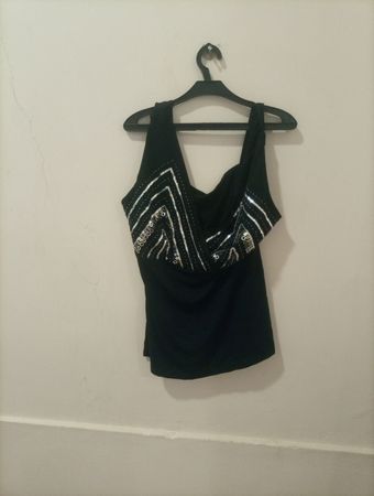 Schwarzes Tanktop mit silbernen Verzierungen