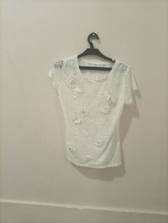 Weißes Spitzen-T-Shirt mit floralen Verzierungen