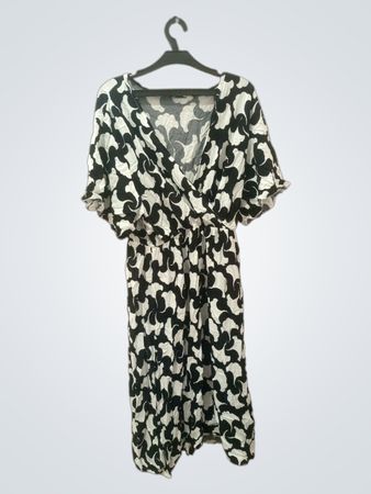 Schwarz-weißer gemusterter Kleid