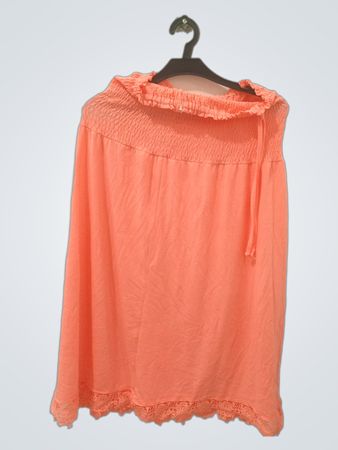 Orangenfarbenes geschmucktes Top mit Spitzenbesatz