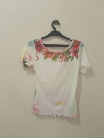 Durchsichtiges weißes T-Shirt mit Blumen- und Sonnenuntergangsdruck