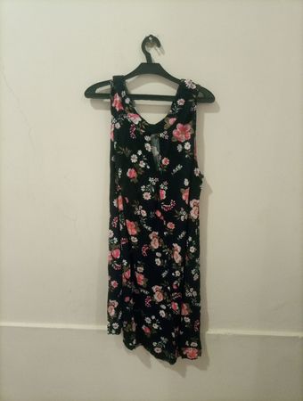 Schwarzes Blumendruck ärmelloses Kleid