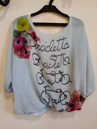 Hellblaue Bluse mit Blumen- und Fahrraddruck