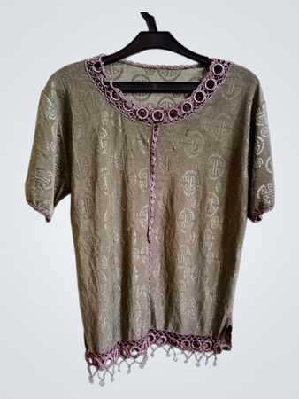 Grünes T-Shirt mit lila Besatz und orientalischem Muster