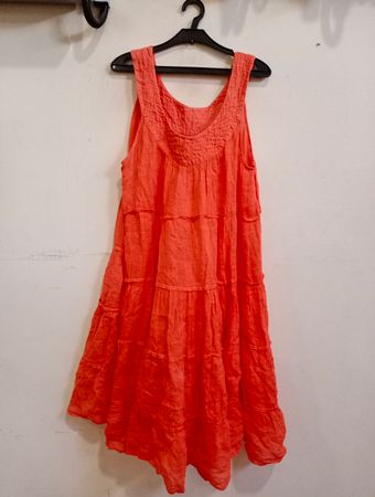 Oranges gestuftes Kleid