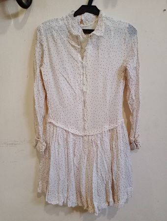 Weißes gepunktetes Kleid