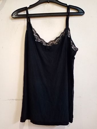 Schwarzes Spitzentop
