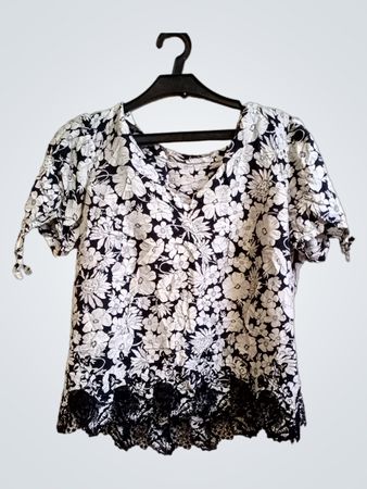 Schwarz-weißer Blumenmuster-Top mit Spitzenbesatz