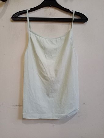 Hellblaue Spaghetti-Top