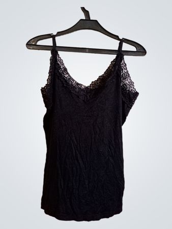 Schwarzes Top mit Spitzenrand