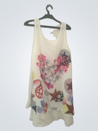 Weißes ärmelloses Kleid mit Herz- und Sternenmotiv