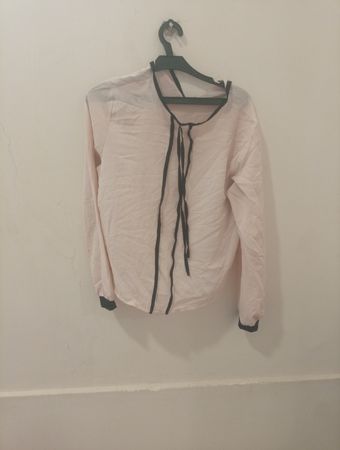 Langärmlige Bluse in Hellrosa mit schwarzem Saum