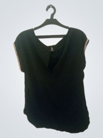 Schwarzes Oberteil mit Kettendetails