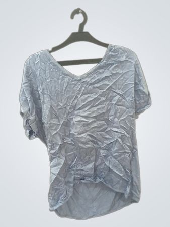 Hellblau zerknittertes T-Shirt