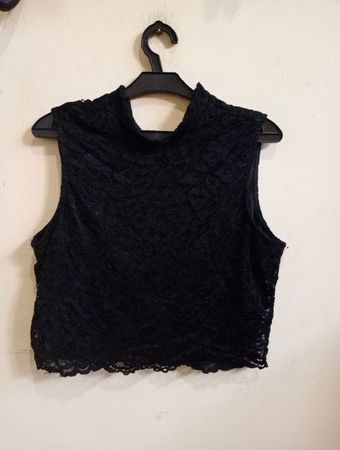 Schwarzes Spitzen ärmelloses Mock Neck Cropped Top